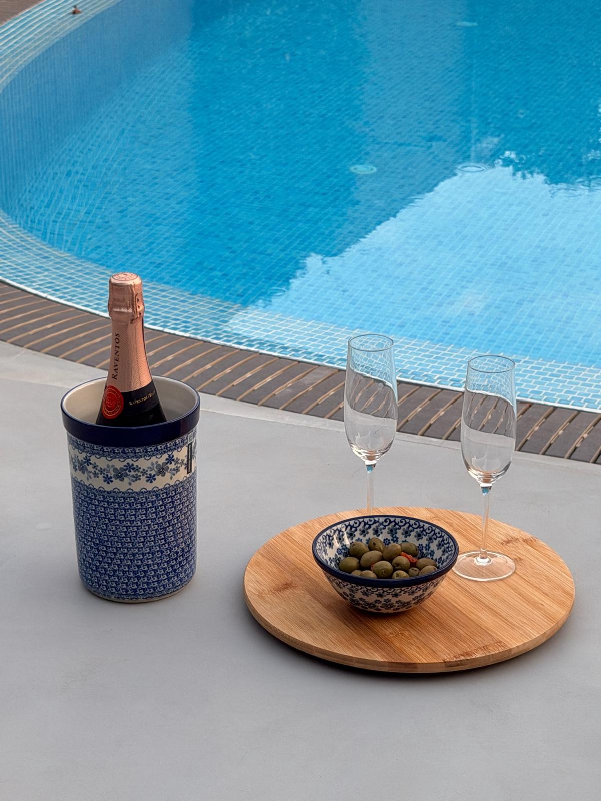 Olives & Bowls by the Pool: Mediterranean Summer Style for Effortless Outdoor Living
